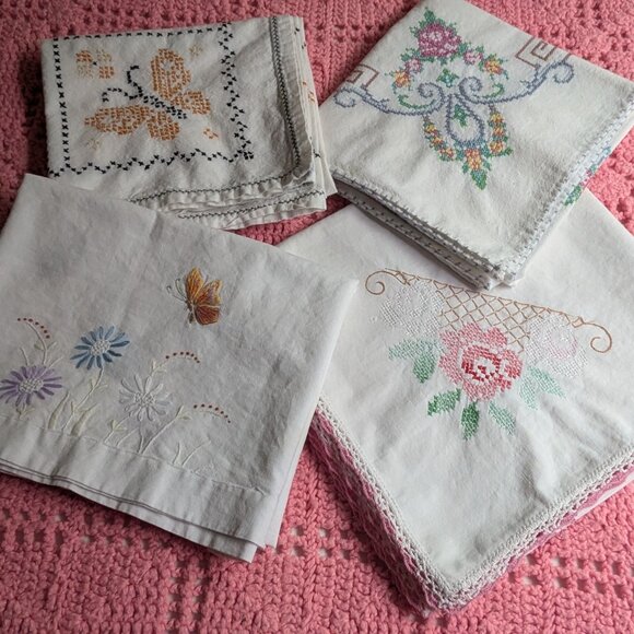 Set of 4 Imperfect Vintage Tablecloths for Upcycling/Cutter Linens - Picture 1 of 3